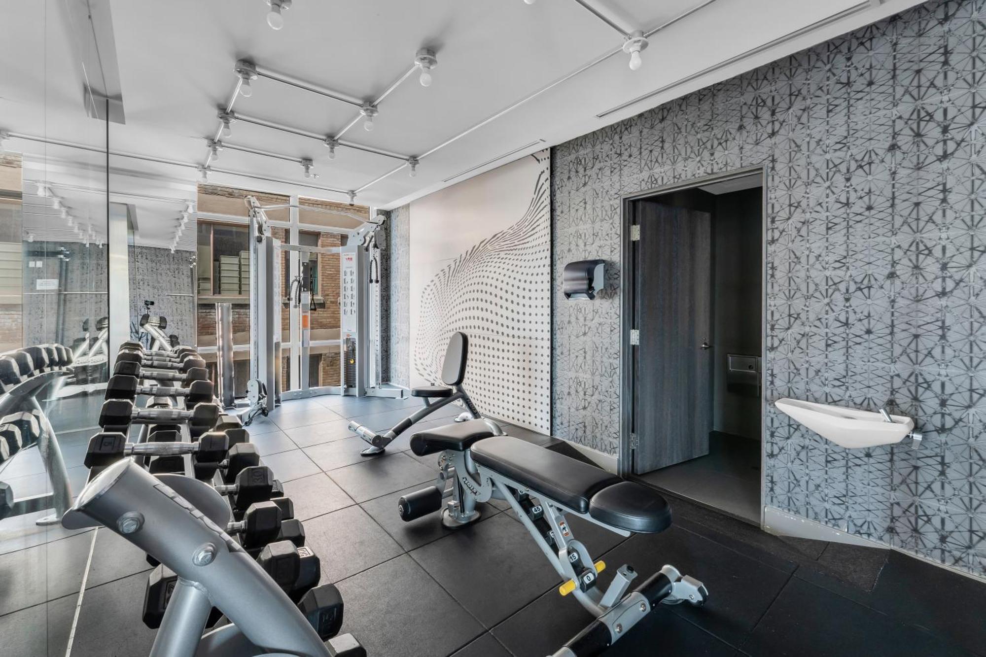 Designer One Bedroom - Entertainment District *
